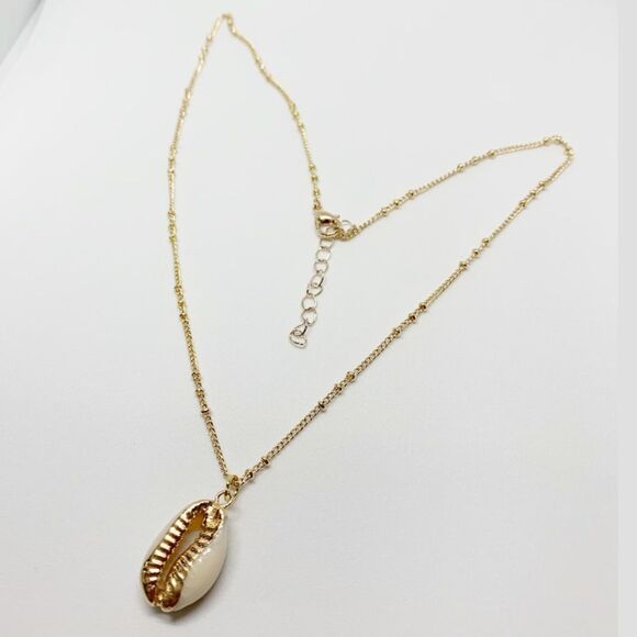Simple & Tasteful Cowrie SeaShell Necklace (U3) - Picture 3 of 4